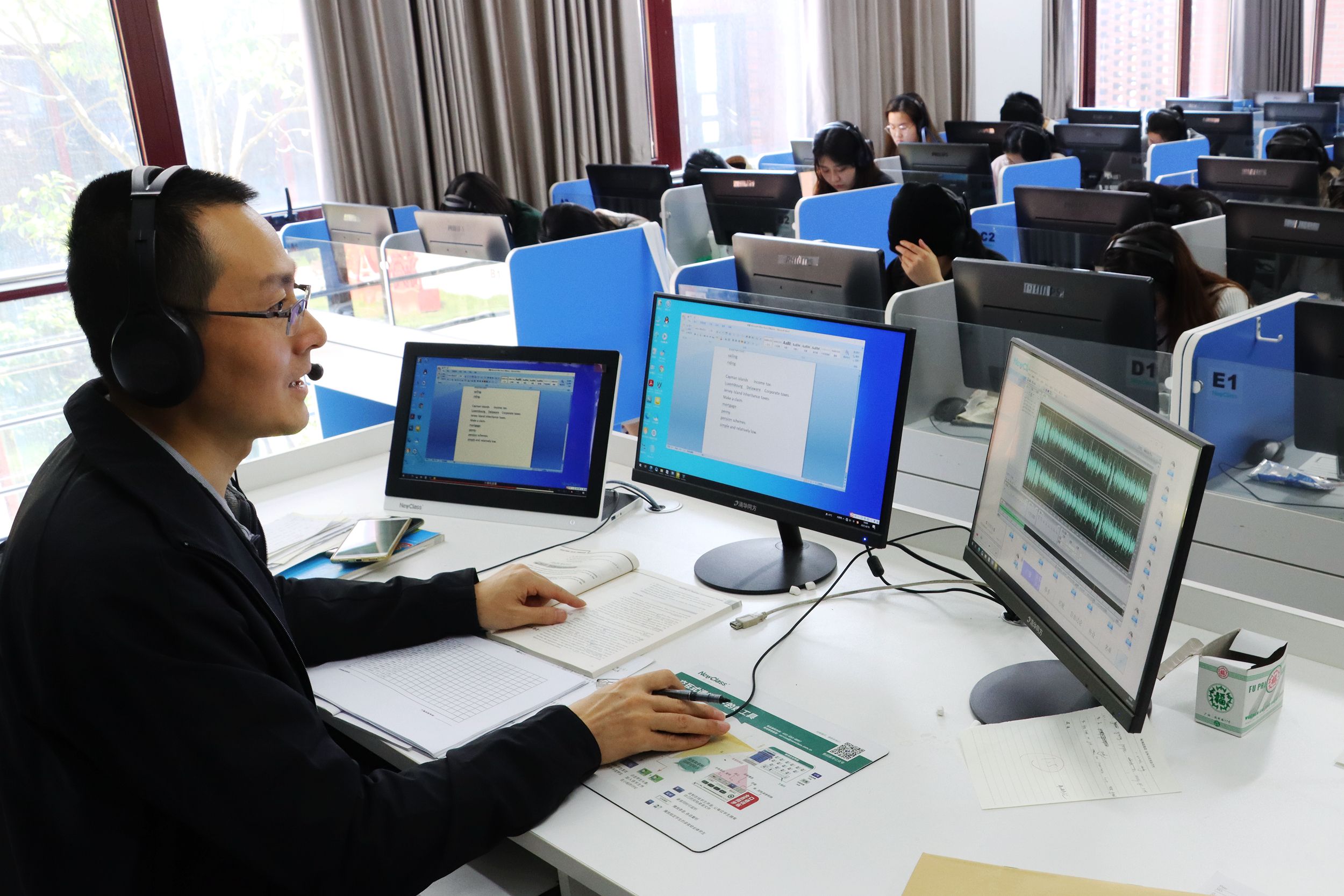 学院共建有计算机科学与技术实验教学中心,电工电子实验教学中心,生物